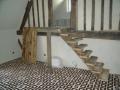 escalier sur limon central en bois brut